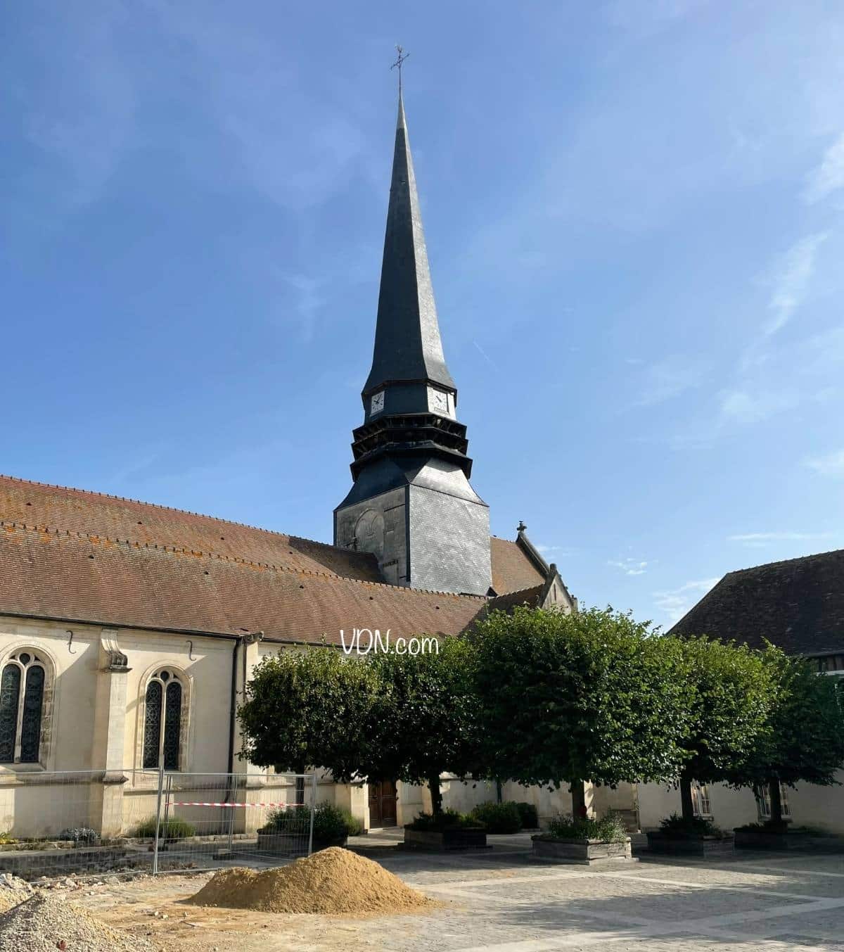 Église de meru avec construction en centre ville