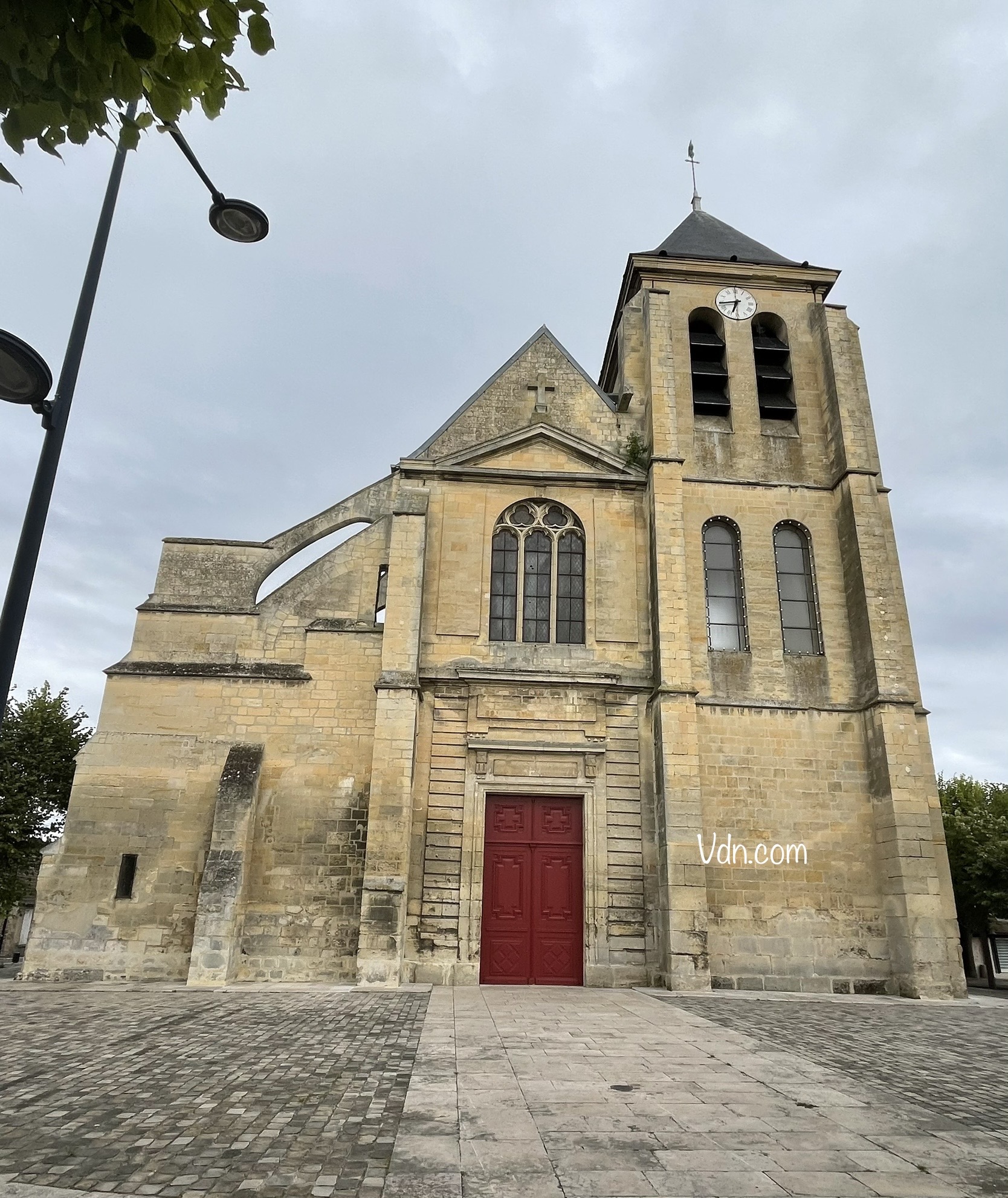 église st geneviève à proximité de maisons neuves en vente