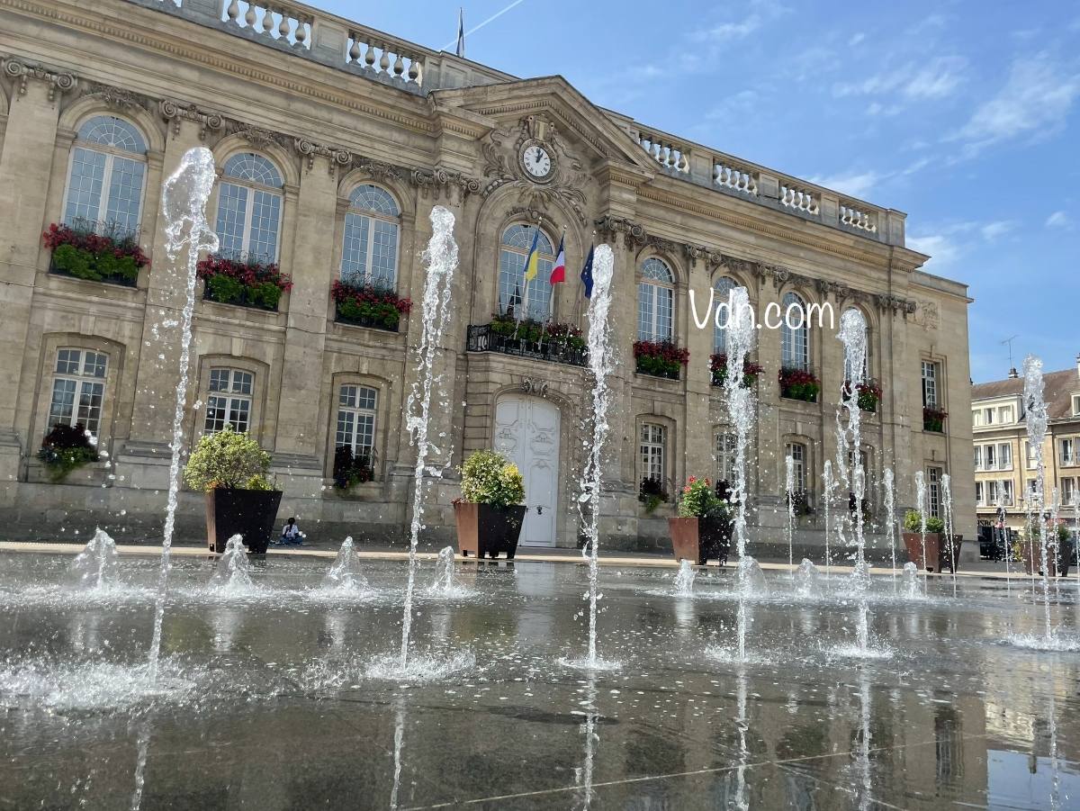 Place Jeanne Hachette beauvais Hôtel de Ville à proximité d'appartement neuf en vente