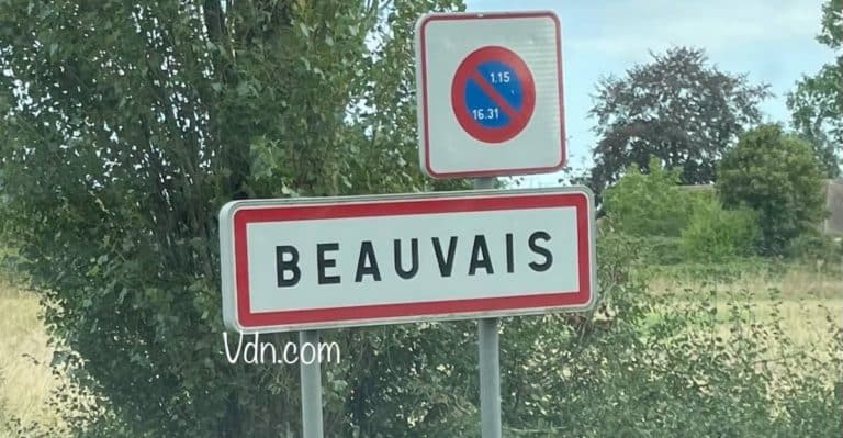 Panneau routier entrée de la ville de Beauvais
