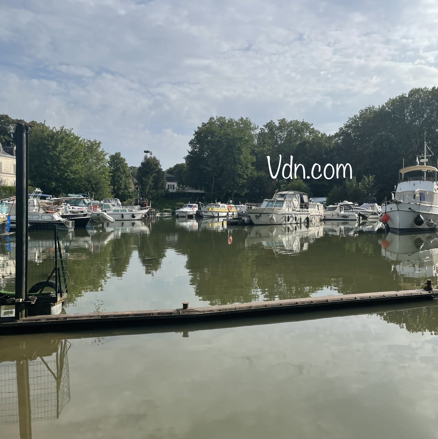 port de bateaux de plaisance à l'estacade de compiègne proche d'appartements neufs