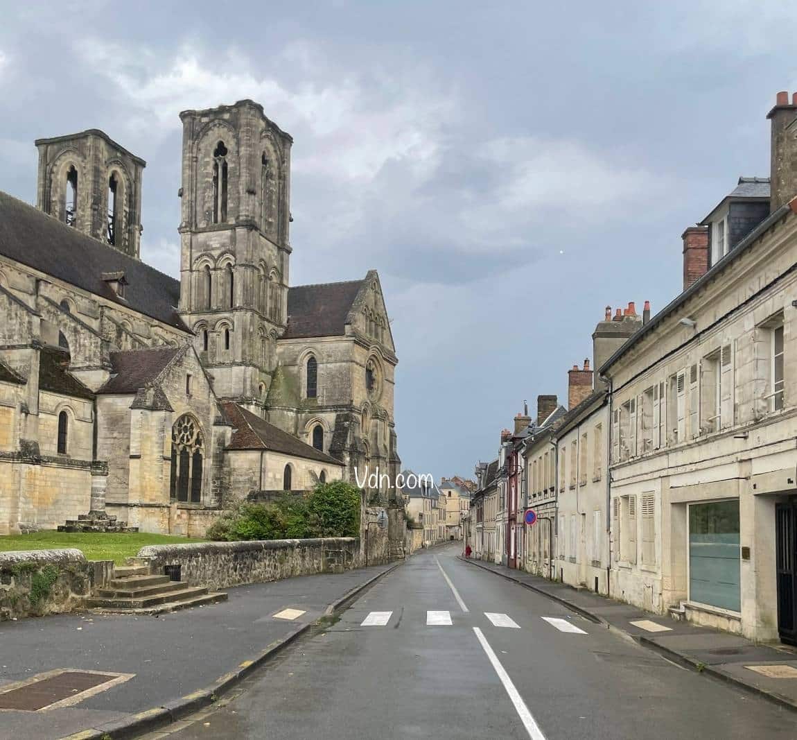 eglise saint pierre de laon rue adjacente