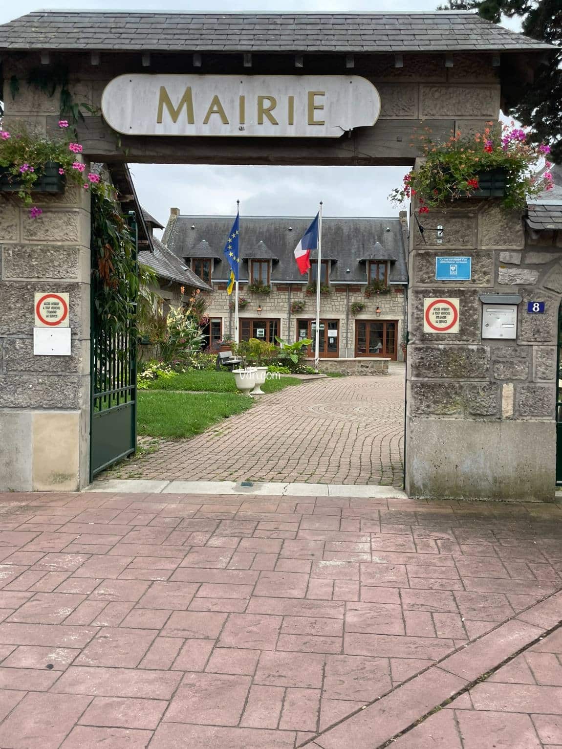 entrée de la mairie de Le Plessis Belleville