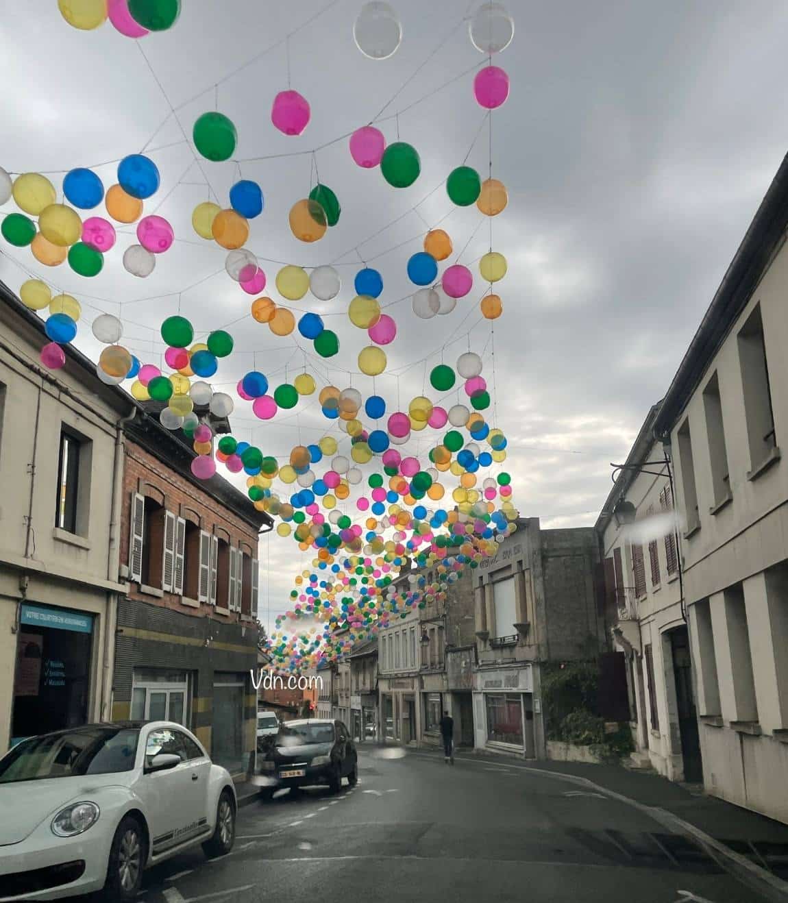rue de laon avec des ballons