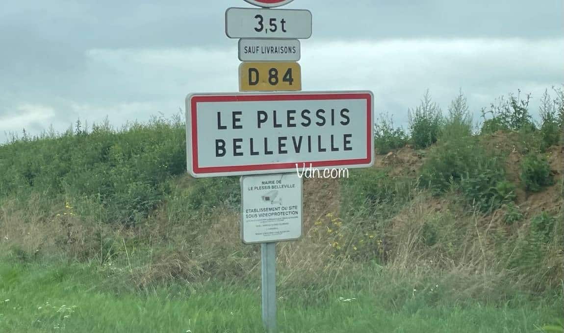 Panneau routier d’entrée dans la ville du Plessis Belleville