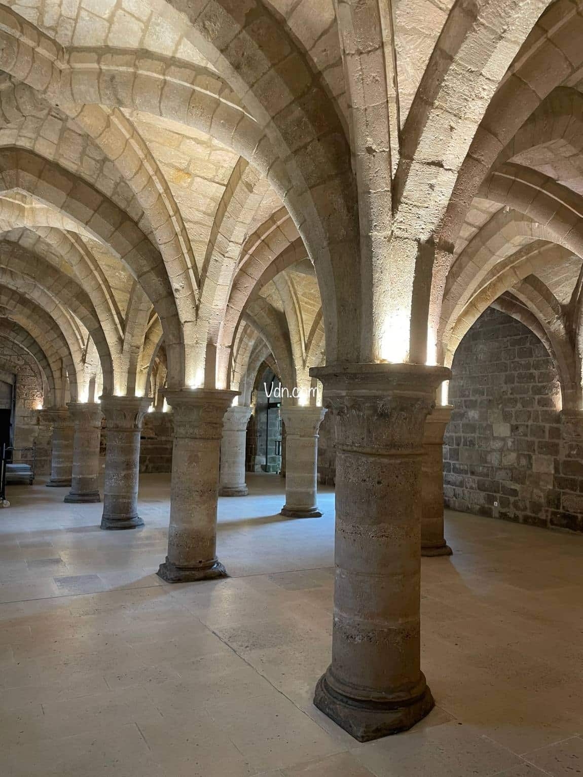 pièce secrète médiévale en dessous office de tourisme de laon