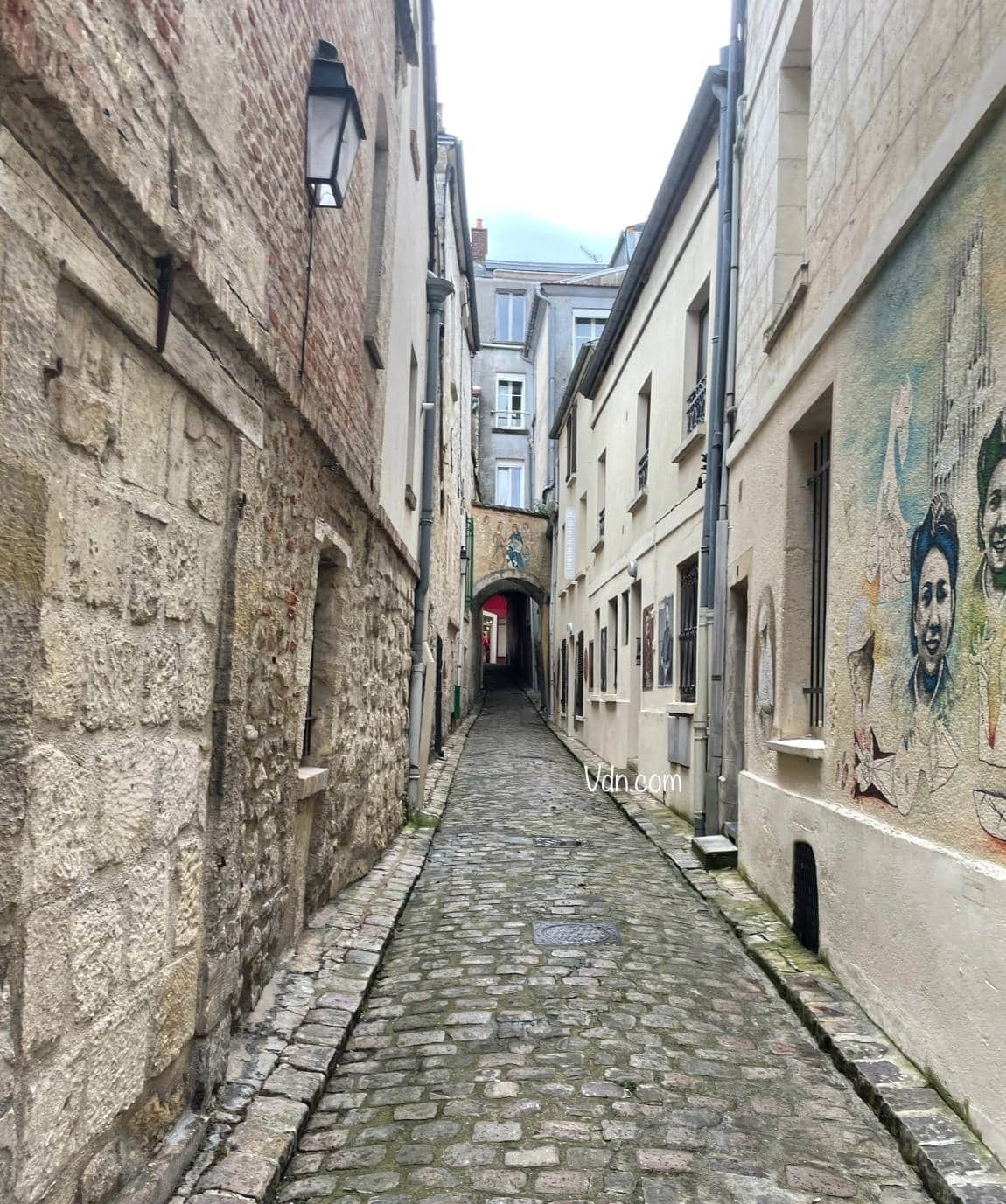 rue étroite médiévale à Laon