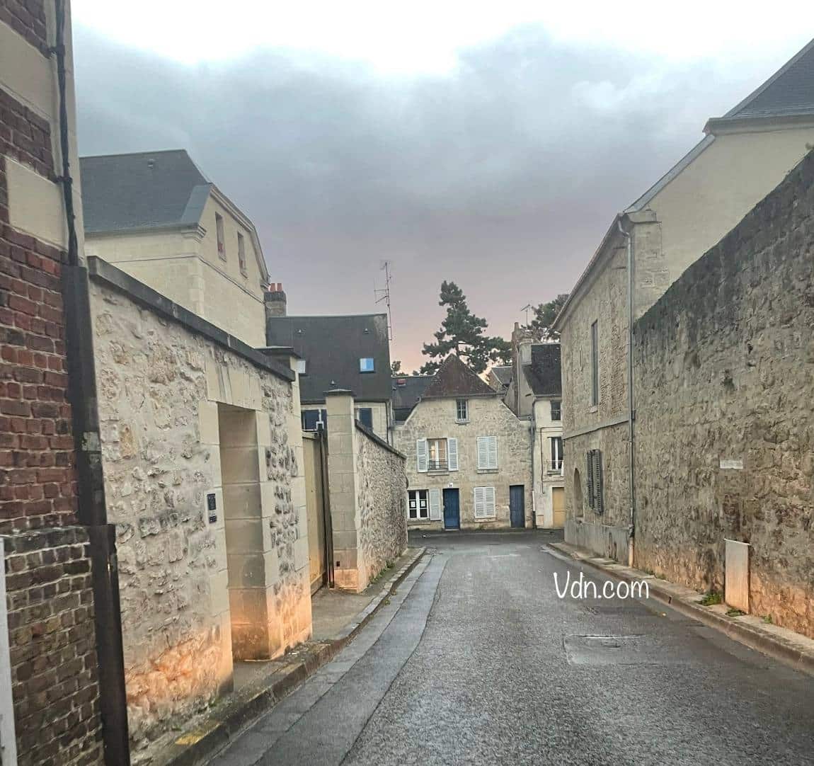 rue de laon éclairée et jolie