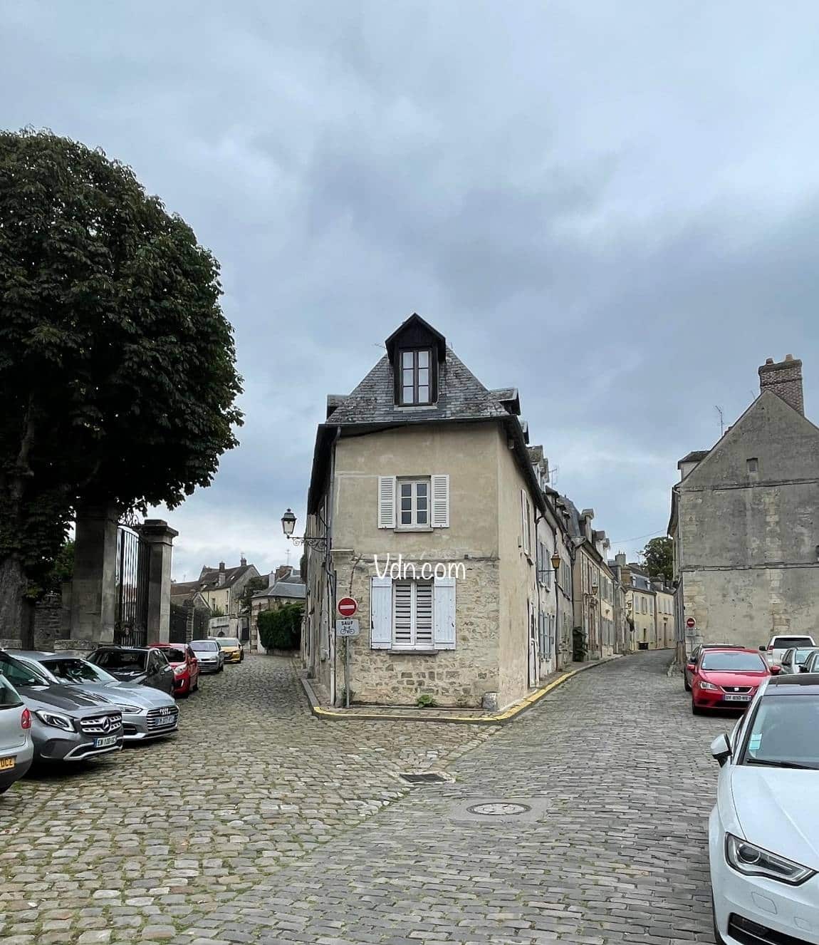 rues dans senlis en pavés