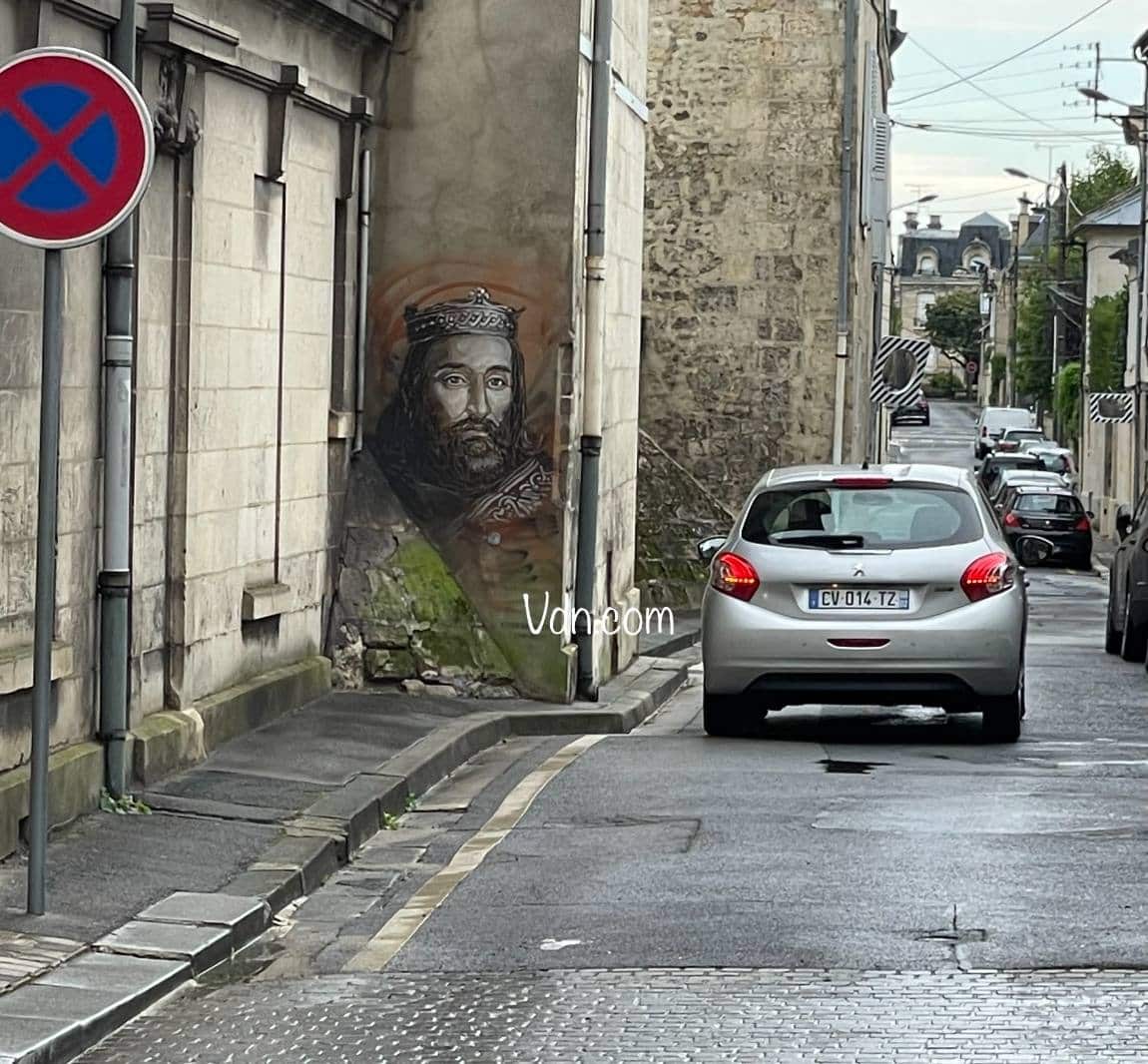 rue à soissons avec fresque