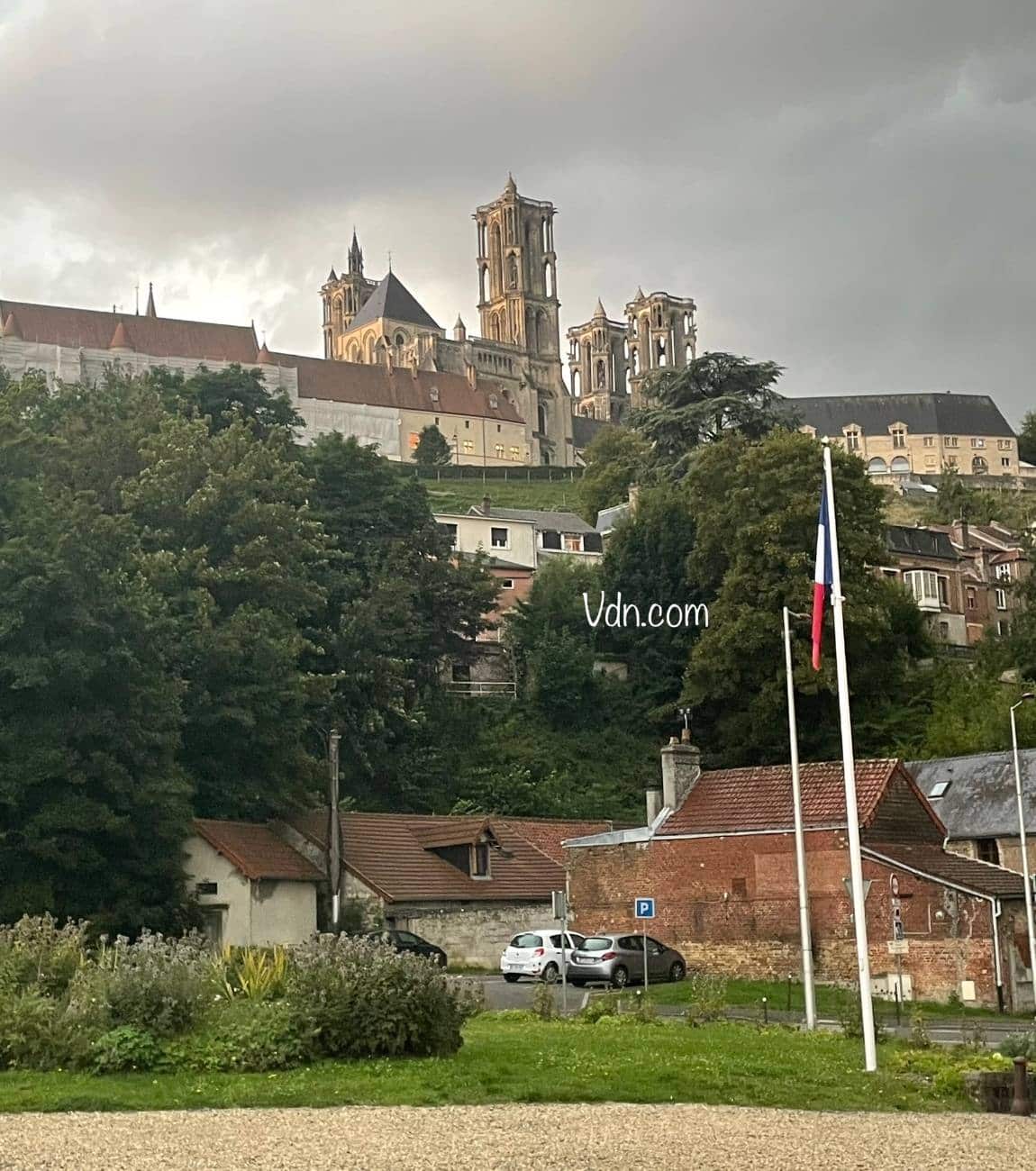vue sur cathédrale de laon depuis place de mont de vaux